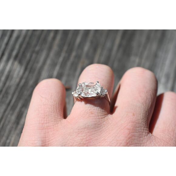alternative raw diamond engagement rings, raw crystal ring, round or oval cut - Picture 2 of 4